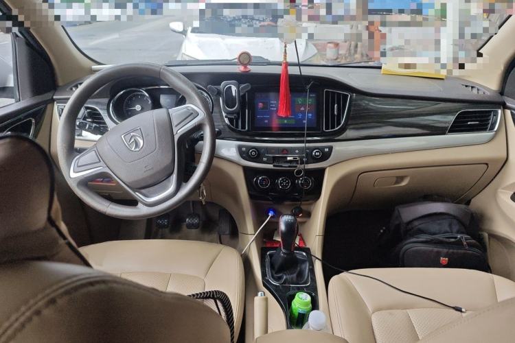 Used Baojun 730 2016 1.5T Manual Comfort Version 7 Seats Center Console