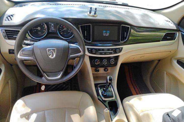 Used Baojun 730 2016 1.8L iAMT Comfort Version 7 Seats Center Console