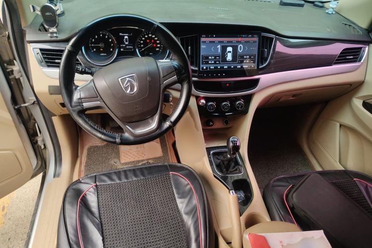 Used Baojun 730 2016 1.5L Manual Comfort Version 7 Seats China V Emission Standard Center Console