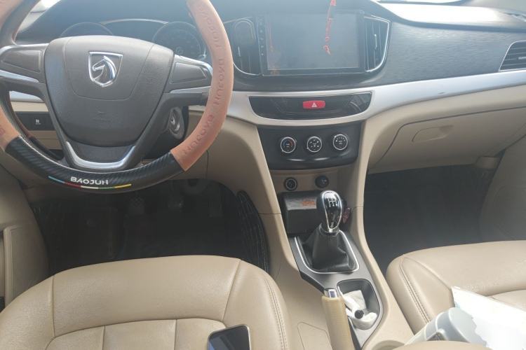 Used Baojun 730 2016 1.5L Manual Standard Version 7 Seats Center Console