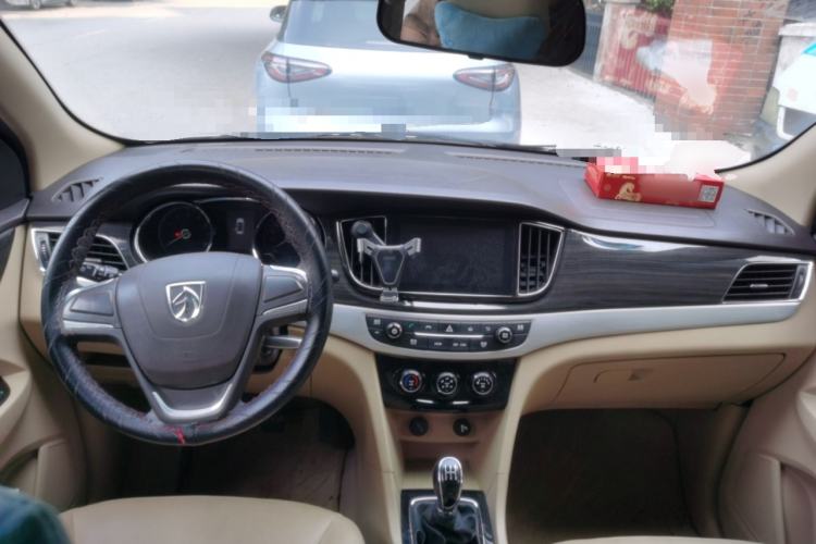 Used Baojun 730 2016 1.5L Manual Comfort Version 7 Seats China V Emission Standard Center Console