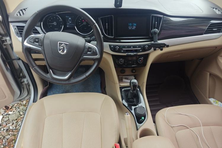 Used Baojun 730 2016 1.5L Manual Luxury Edition 7 Seats Center Console