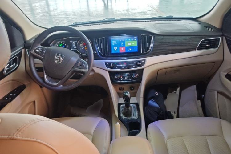Used Baojun 730 2016 1.5T Manual Luxury Edition 7 Seats Center Console