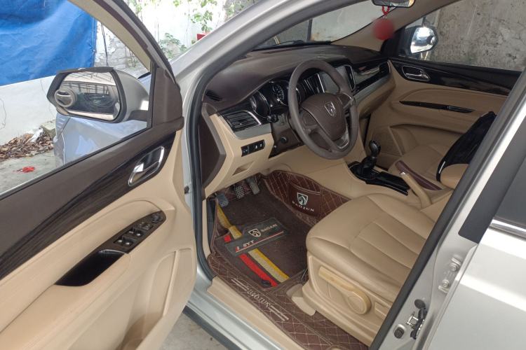 Used Baojun 730 2016 1.8L Manual Comfort Version 7 Seats Driver Seat