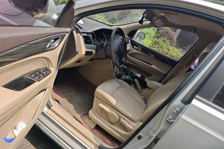 Used Baojun 730 2016 1.5L Manual Comfort Version 7 Seats China V Emission Standard Driver Seat