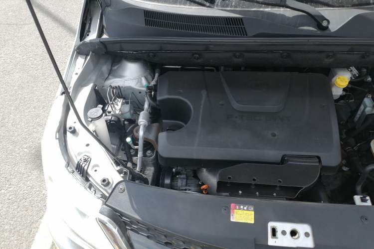 Used Baojun 730 2016 Revised 1.5L Manual Standard Version 7 Seats China V Emission Standard Engine Bay Right