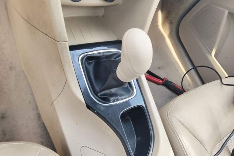 Used Baojun 730 2016 1.5L Manual Luxury Edition 7 Seats Gear Lever