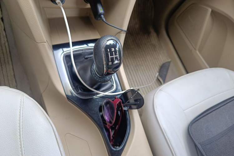 Used Baojun 730 2016 1.5L Manual Comfort Version 7 Seats China V Emission Standard Gear Lever
