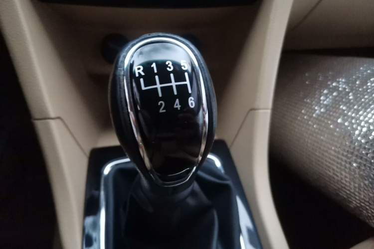 Used Baojun 730 2016 1.5T Manual Luxury Edition 7 Seats Gear Lever