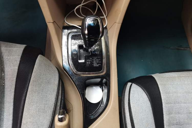 Used Baojun 730 2016 1.8L iAMT Luxury Model 7 Seats Gear Lever