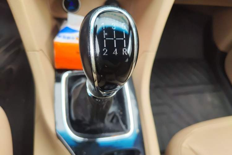 Used Baojun 730 2016 1.5L Manual Luxury Edition 7 Seats Gear Lever