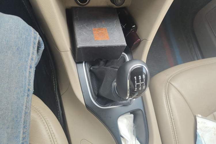 Used Baojun 730 2016 1.5L Manual Standard Version 7 Seats Gear Lever