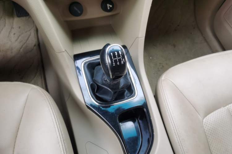Used Baojun 730 2016 1.5L Manual Comfort Version 7 Seats China V Emission Standard Gear Lever