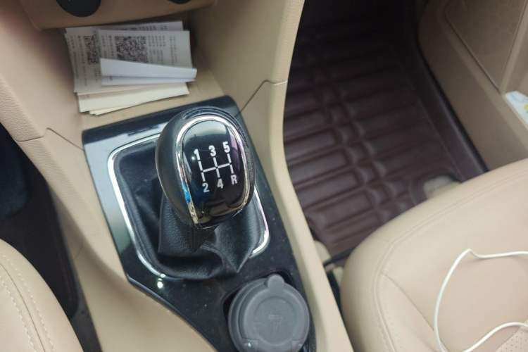 Used Baojun 730 2016 1.5L Manual Luxury Edition 7 Seats Gear Lever