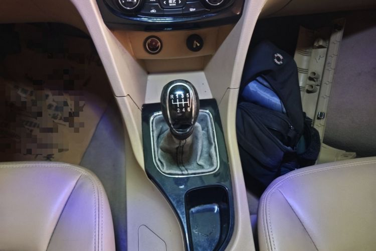 Used Baojun 730 2016 1.5T Manual Luxury Edition 7 Seats Gear Lever