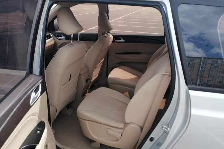 Used Baojun 730 2016 Revised 1.5L Manual Standard Version 7 Seats China V Emission Standard Left Rear Seat