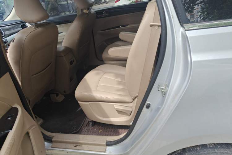 Used Baojun 730 2016 1.5L Manual Comfort Version 7 Seats China V Emission Standard Left Rear Seat