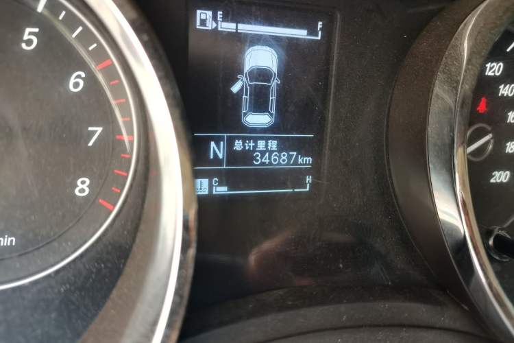 Used Baojun 730 2016 1.8L iAMT Luxury Model 7 Seats Odometer Close Up