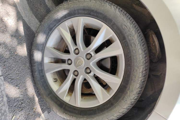 Used Baojun 730 2016 1.8L iAMT Comfort Version 7 Seats Right Front Wheel Hub
