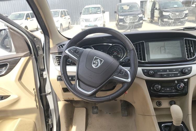 Used Baojun 730 2016 1.5L Manual Luxury Edition 7 Seats Steering Wheel
