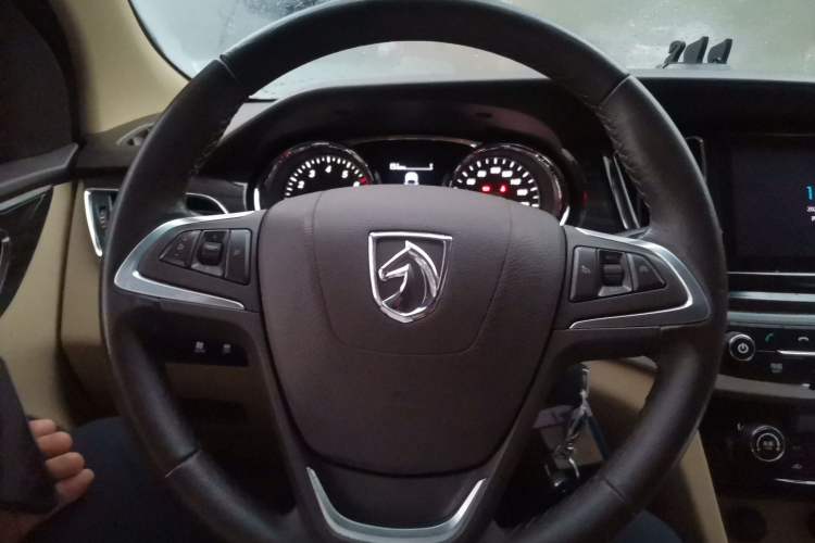 Used Baojun 730 2016 1.5T Manual Luxury Edition 7 Seats Steering Wheel