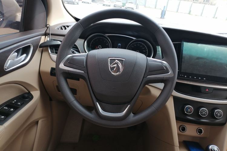 Used Baojun 730 2016 Revised 1.5L Manual Standard Version 7 Seats China V Emission Standard Steering Wheel