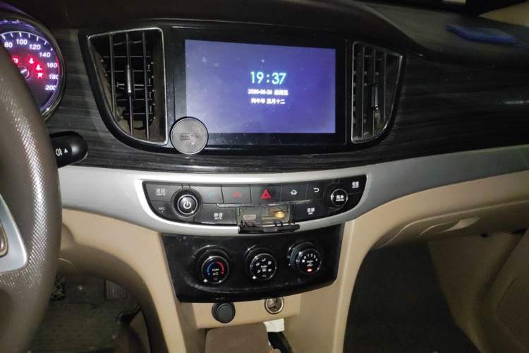 Used Baojun 730 2016 1.5T Manual Comfort Version 7 Seats Audio And AC Panel