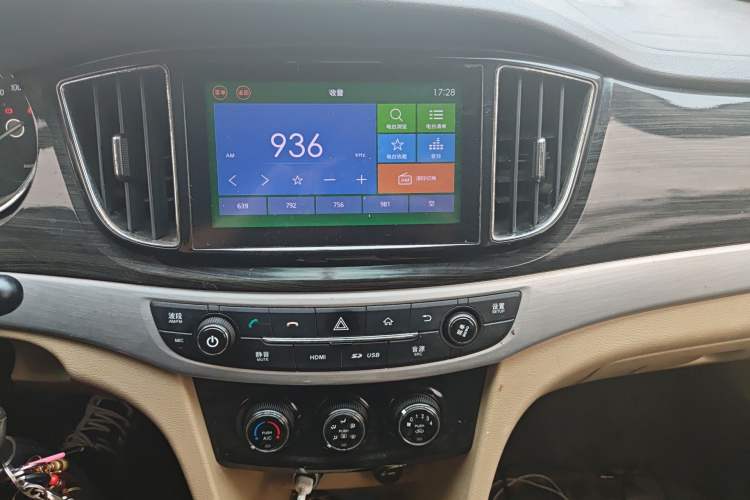 Used Baojun 730 2016 1.5T Manual Comfort Version 7 Seats Audio And AC Panel