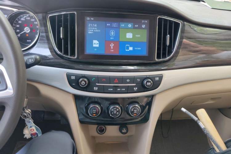 Used Baojun 730 2016 1.5T Manual Comfort Version 7 Seats Audio And AC Panel