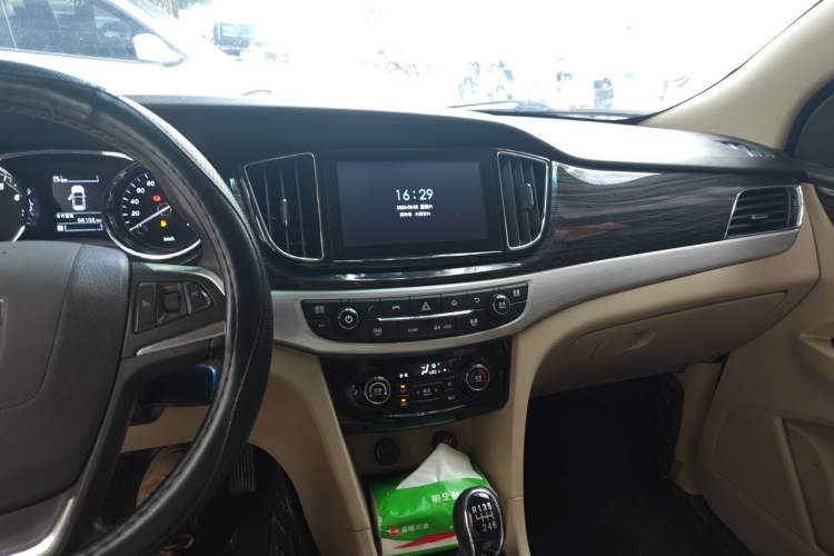 Used Baojun 730 2016 1.5L Manual Luxury Edition 7 Seats Audio And AC Panel