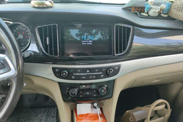 Used Baojun 730 2016 1.8L Manual Luxury Edition 7 Seats Audio And AC Panel