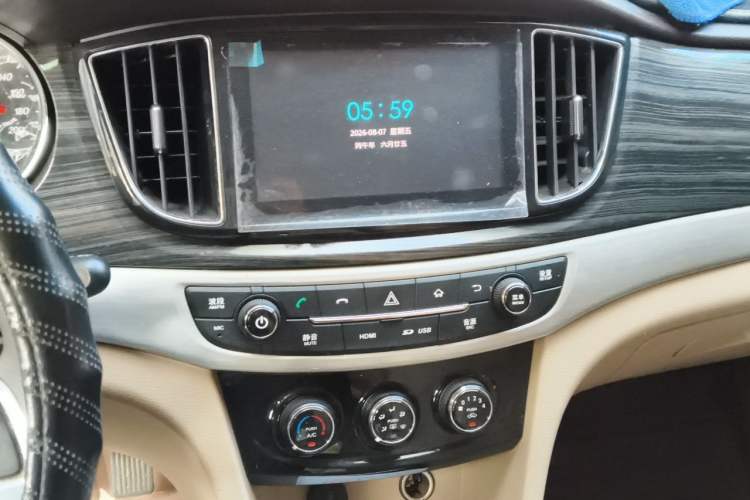 Used Baojun 730 2016 1.5L Manual Standard Version 7 Seats Audio And AC Panel