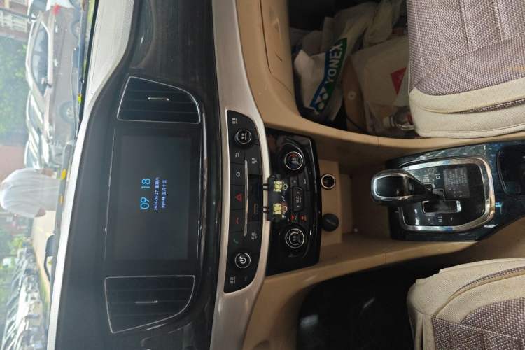Used Baojun 730 2016 1.8L iAMT Luxury Model 7 Seats Audio And AC Panel