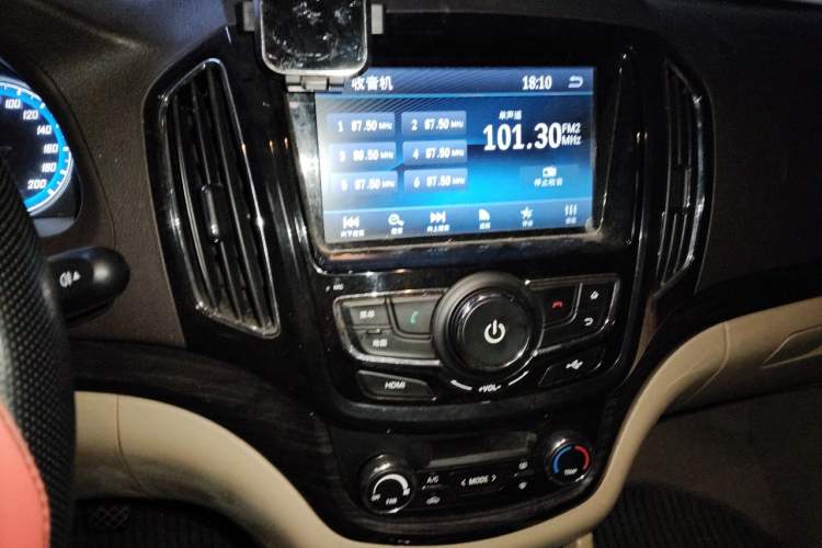 Used Baojun 730 2016 1.8L iAMT Luxury Model 7 Seats Audio And AC Panel