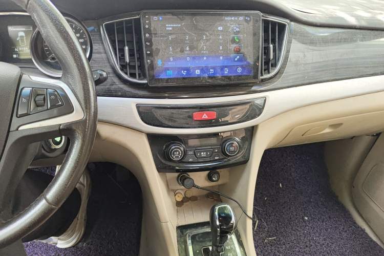 Used Baojun 730 2016 1.8L iAMT Luxury Model 7 Seats Audio And AC Panel