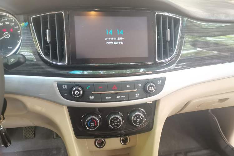 Used Baojun 730 2016 1.5T Manual Comfort Version 7 Seats Audio And AC Panel