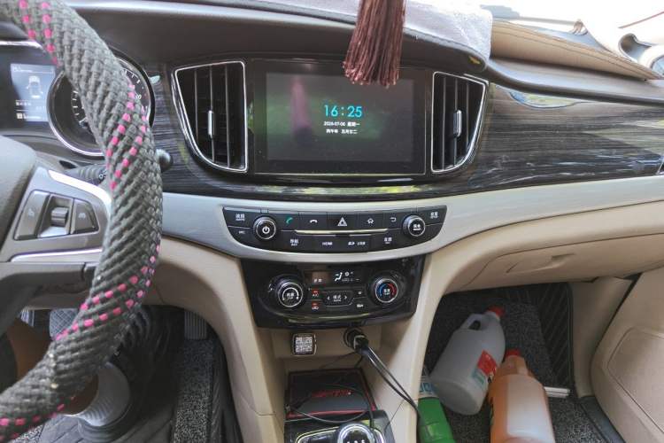 Used Baojun 730 2016 1.8L Manual Luxury Edition 7 Seats Audio And AC Panel