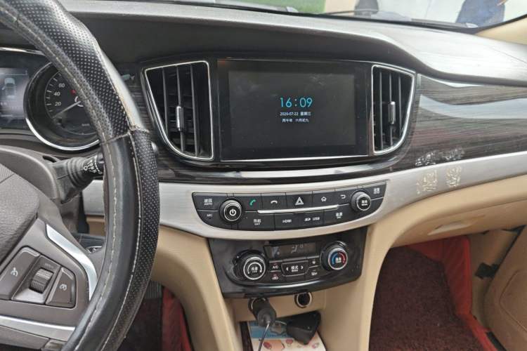 Used Baojun 730 2016 1.5L Manual Luxury Edition 7 Seats Audio And AC Panel
