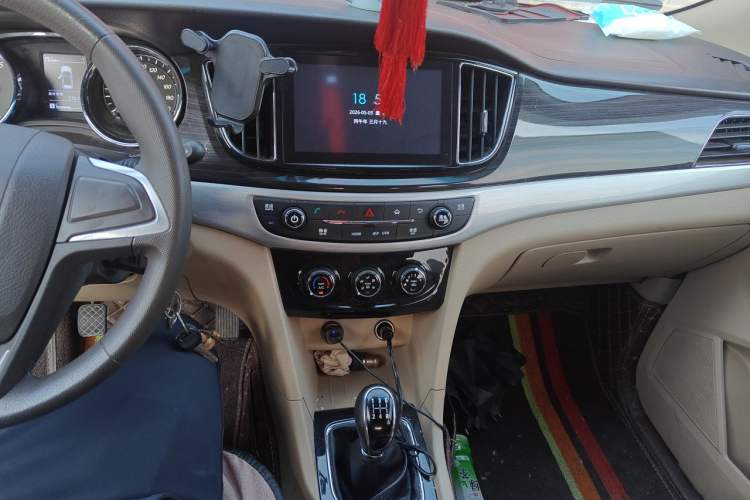Used Baojun 730 2016 1.5L Manual Comfort Version 7 Seats China V Emission Standard Audio And AC Panel