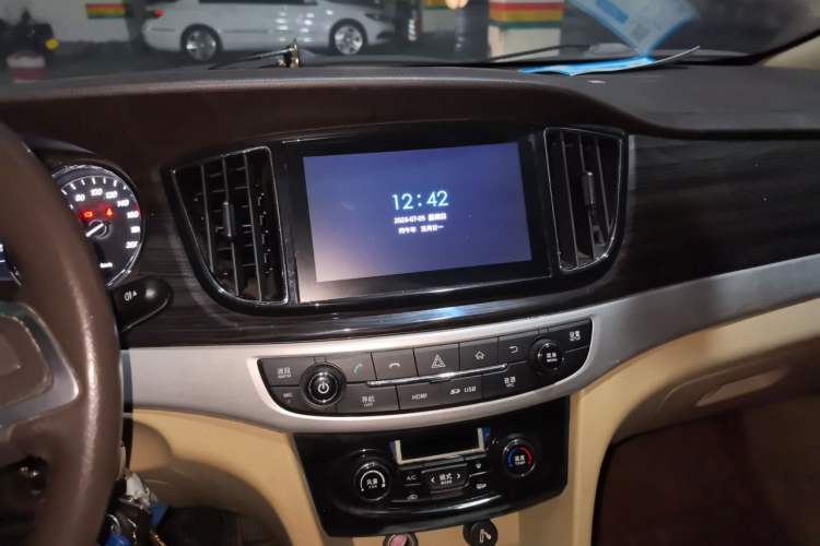 Used Baojun 730 2016 1.5L Manual Luxury Edition 7 Seats Audio And AC Panel