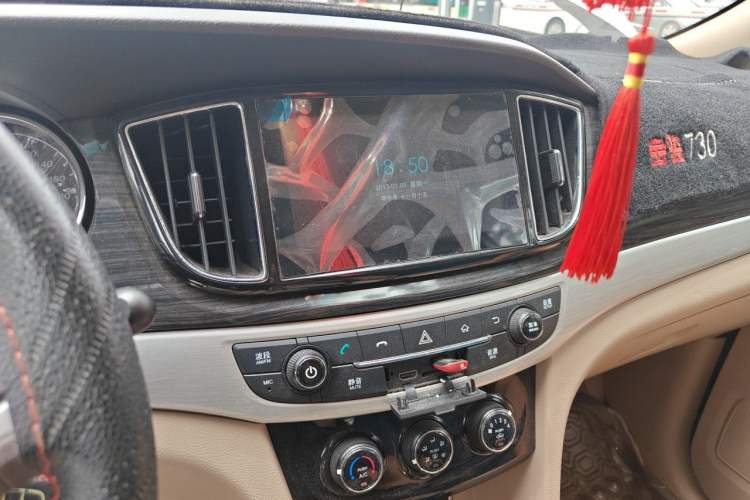 Used Baojun 730 2016 1.5L Manual Comfort Version 7 Seats China V Emission Standard Audio And AC Panel