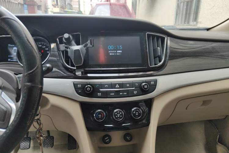 Used Baojun 730 2016 1.5L Manual Luxury Edition 7 Seats Audio And AC Panel