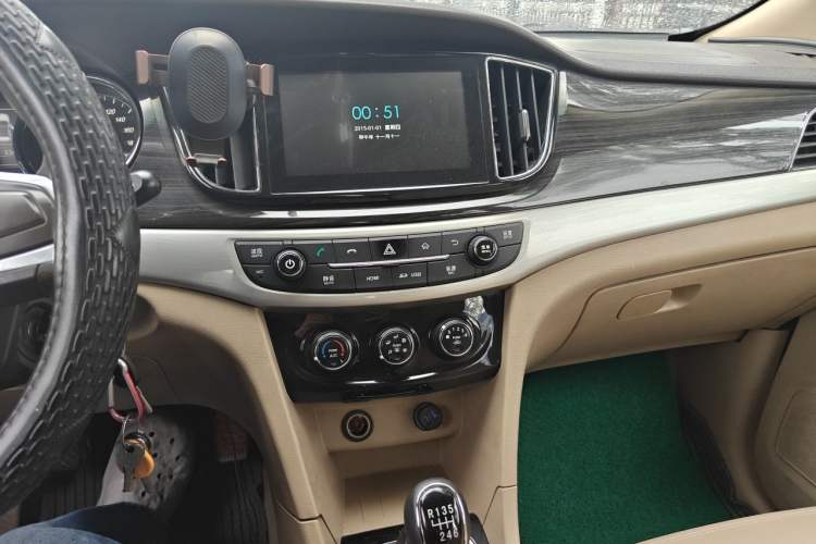 Used Baojun 730 2016 1.5L Manual Comfort Version 7 Seats China V Emission Standard Audio And AC Panel