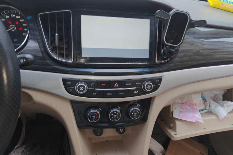 Used Baojun 730 2016 1.5L Manual Comfort Version 7 Seats China V Emission Standard Audio And AC Panel