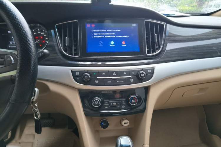 Used Baojun 730 2016 1.8L iAMT Luxury Model 7 Seats Audio And AC Panel