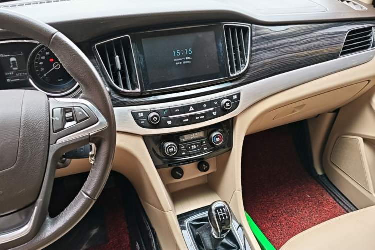 Used Baojun 730 2016 1.8L Manual Luxury Edition 7 Seats Audio And AC Panel