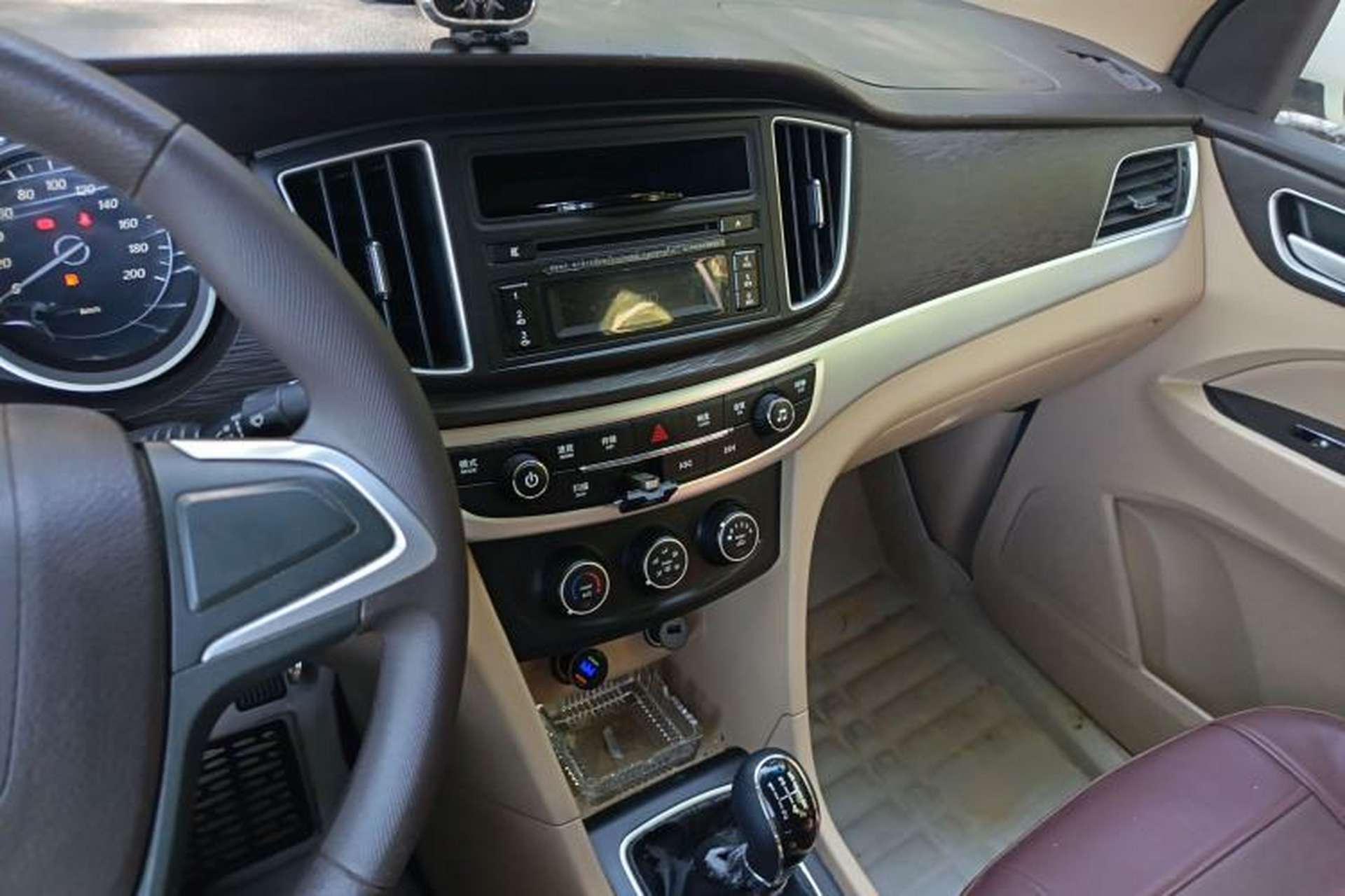 Used Baojun 730 2016 Revised Version 1.5L Manual Standard Model 5 Seats Audio And AC Panel