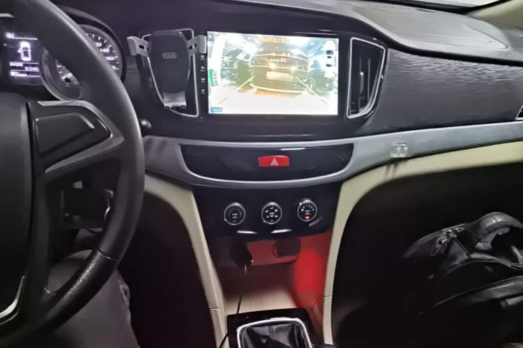Used Baojun 730 2016 Revised 1.5L Manual Standard Version 7 Seats China V Emission Standard Audio And AC Panel