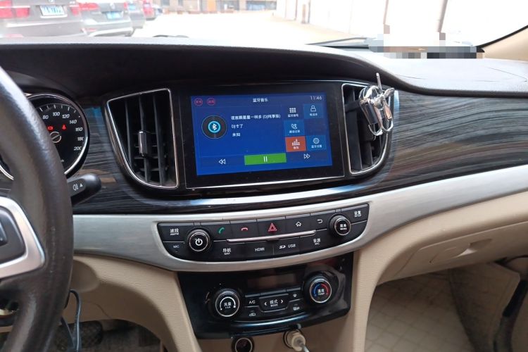 Used Baojun 730 2016 1.8L iAMT Luxury Model 7 Seats Audio And AC Panel