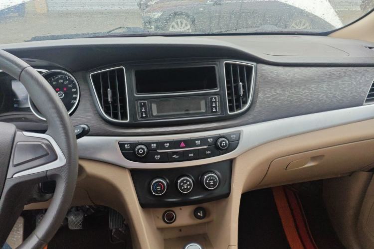 Used Baojun 730 2016 Revised 1.5L Manual Standard Version 7 Seats China V Emission Standard Audio And AC Panel